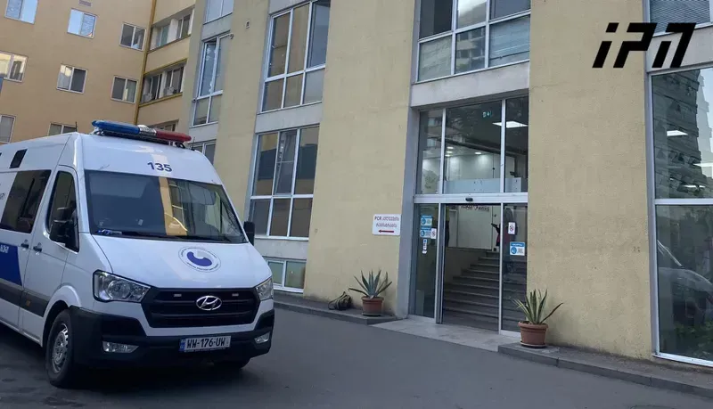 "საბადრაგო ჯგუფის უფროსმა სათანადოდ არ ჩაკეტა სატრანსპორტო საშუალების კარები..." - რას აცხადებს პროკურატურა კლინიკიდან პატიმრების გაქცევაზე