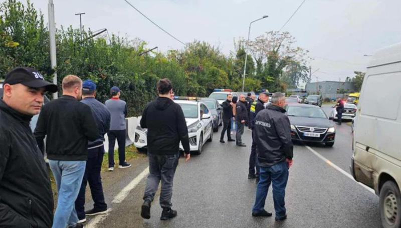 დაბა ჩაქვში ერთ-ერთი ოჯახის გამოსახლების პროცესს ხმაური მოჰყვა - მოსახლეობამ ბათუმი-ქობულეთის დამაკავშირებელი ცენტრალური გზა გადაკეტა