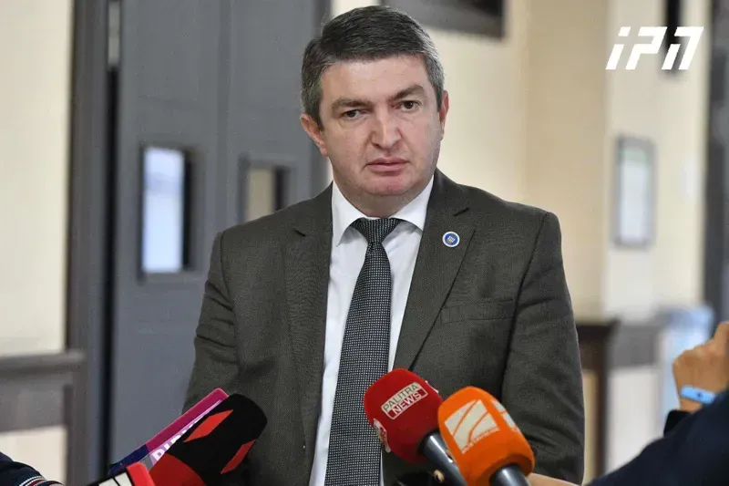 "ბრალდებულმა გაქცეული პატიმრები ტანსაცმლით, საკვებით, ღამის გასათევით და მობილური ტელეფონით უზრუნველყო" - რას აცხადებს პროკურორი