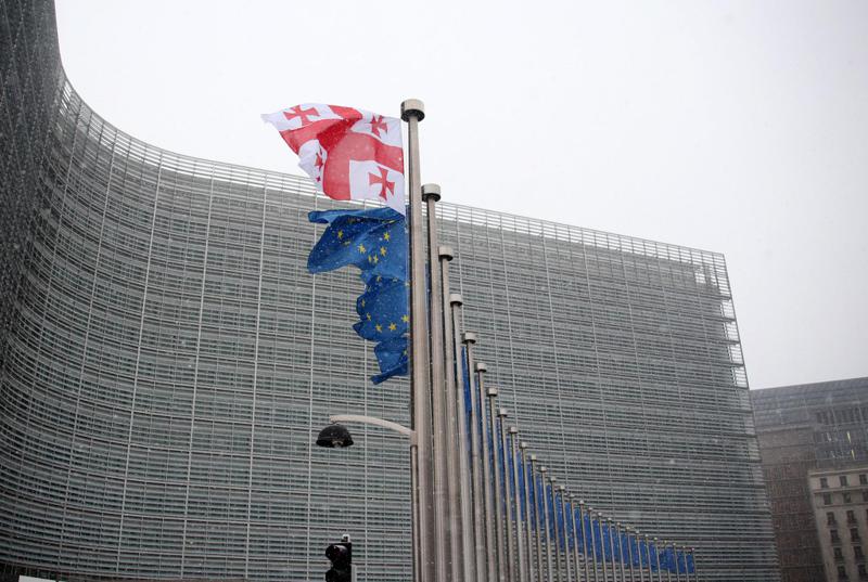 "შევეშვათ სისულელეებს და იმაზე კამათს, ეს ვისი დამსახურებაა... გავაგრძელოთ მუშაობა, საქმე ვაკეთოთ" - რა სარგებელი მოაქვს ქვეყნისთვის ევროკავშირის კანდიდატის სტატუსს?