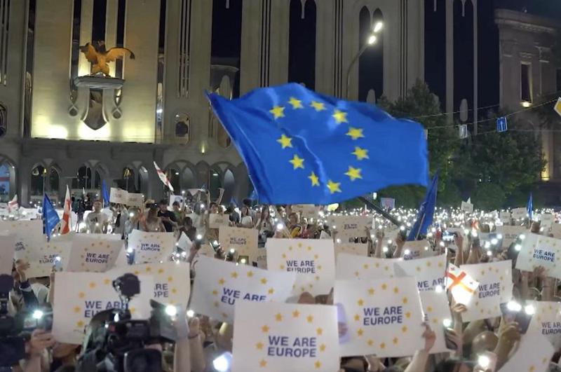 სტატუსის მისაღებად რეკომენდაცია უკვე გაცემულია: რა წერია ევროკომისიის ანგარიშში მედიასთან დაკავშირებით - რა ფასდება დადებითად და როგორია ახალი დათქმა?