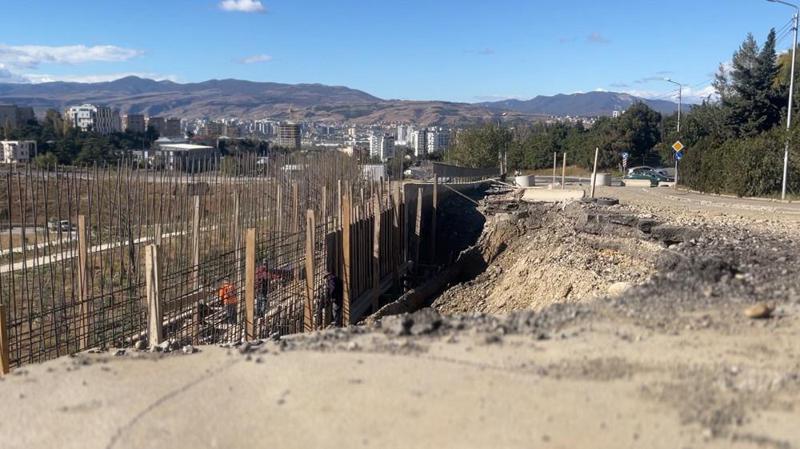 "ერთხელ გაკეთდა და ისევ ჩაინგრა... ცუდ დღეში ვართ ძალიან, გვიჭირს გადაადგილება" - როდის ეშველება თემქაზე, რომელაშვილის ქუჩის დაზიანებულ მონაკვეთს?