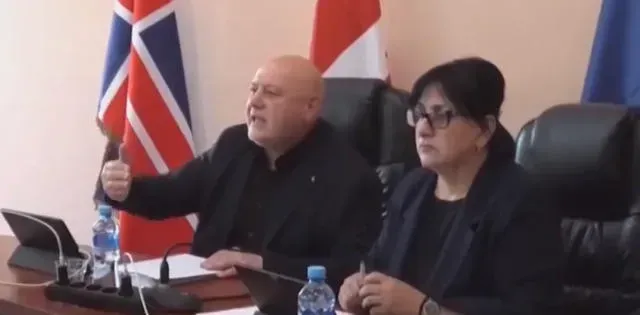 ხმაური გორის საკრებულოში: დავით რაზმაძეს თამაზ გინტურის მკვლელობაზე გაკეთებული კომენტარის გამო ბოდიშის მოხდა მოსთხოვეს, რაზეც მან უარი განაცხადა