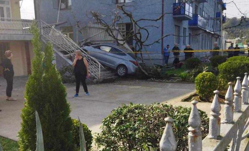 ავარია წალენჯიხაში - ავტომობილი საკრებულოს წევრის სახლში შევარდა