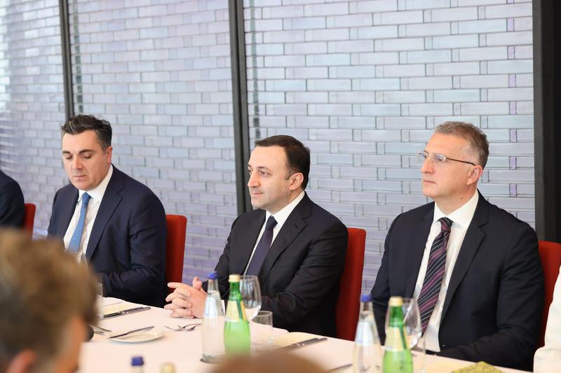 ირაკლი ღარიბაშვილი ევროკავშირის მისიის ხელმძღვანელსა და ევროკავშირის წევრი ქვეყნების ელჩებს შეხვდა