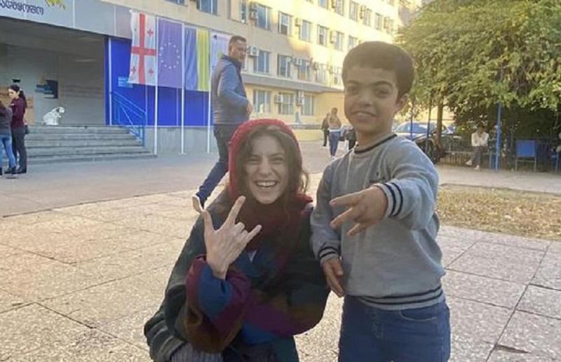 "აქ ვიღაცა პირველ დოზას ხო არ იკეთებს წუთი-წუთზე?" - აქონდროპლაზიის დიაგნოზის მქონე მოზარდები წამლის პირველ დოზას იღებენ: დღის ფოტო