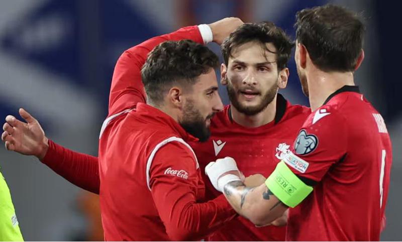 ქართველების უსწრაფესი კონტრშეტევები, "კვარას" გოლი და ზურიკოს მამობის აღნიშვნა - საქართველოს ნაკრები პირველი ტაიმის შემდეგ შოტლანდიას ამარცხებს