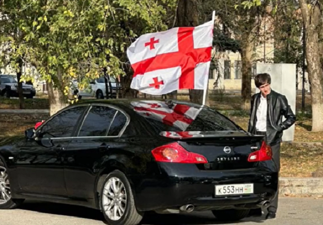 აფხაზეთის მკვიდრს, რომლის მანქანიდანაც საქართველოს დროშა იყო გადმოკიდებული, ბოდიში მოახდევინეს - როგორ იქცა ყარაჩაი-ჩერქეზეთში გადაღებული ვიდეო სკანდალად?