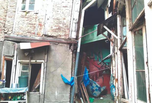 "აქ კატასტროფა ყოველდღეა მოსალოდნელი, მატულობს ბზარების სისქე" - "საშიში შენობა" დედაქალაქში: მოქალაქეების თქმით, ავარიული სახლის აღსადგენი საბიუჯეტო ფული "გაქრა"