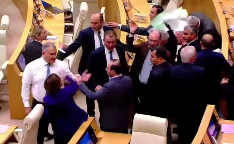 ჩხუბი პარლამენტში: ლევან მგალობლიშვილმა თინა ბოკუჩავას "ნაბიჭვარი" უწოდა, რის გამოც ანა წითლიძემ "ქართული ოცნების" წევრს ქაღალდები ესროლა