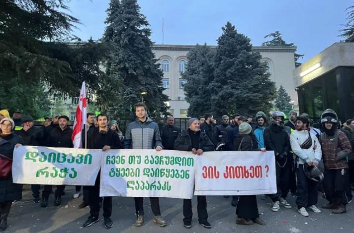 გარემოს დაცვისა და სოფლის მეურნეობის სამინისტროსთან რაჭის ტყეებთან დაკავშირებით საპროტესტო აქცია გრძელდება