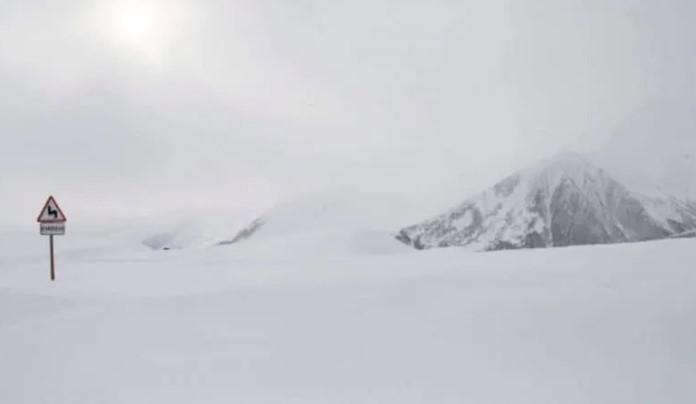 გუდაური–კობის მონაკვეთზე, ზვავსაშიშროების გამო, აკრძალულია ყველა სახის ავტოტრანსპორტის მოძრაობა