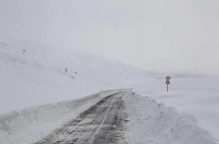 თოვა და დაბალი ტემპერატურა - გუდაური-კობის მონაკვეთზე მისაბმელიანი და ნახევრადმისაბმელიანი ავტოტრანსპორტის მოძრაობა აკრძალულია