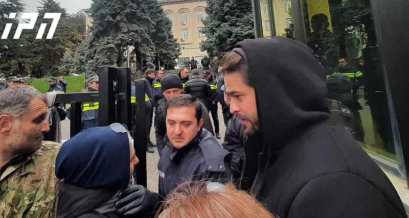 "ორი დღეა, ცემა-ტყეპა მიდის აქციაზე ქალების, არავის ინდობენ" - ვარლამ გოლეთიანი და აქციის მონაწილეები გარემოს დაცვის სამინისტროში შესვლას ითხოვენ