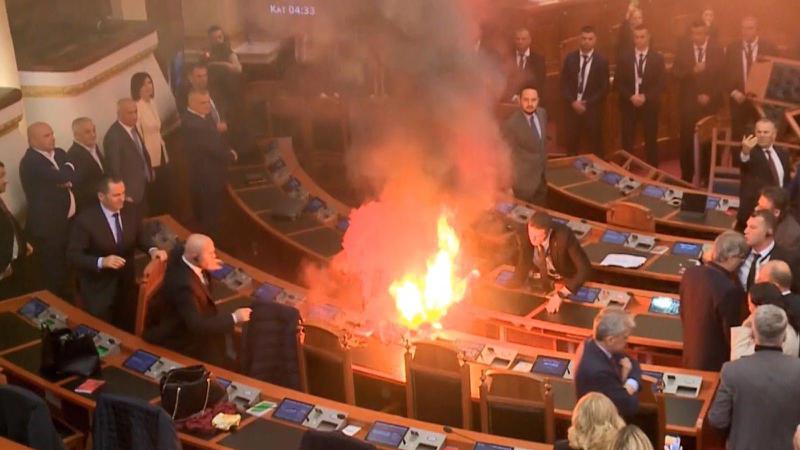 ალბანეთის პარლამენტში ოპოზიციონერმა დეპუტატებმა ცეცხლი დაანთეს და კვამლი გაუშვეს - რა ხდებოდა სასესიო დარბაზში (ვიდეო)