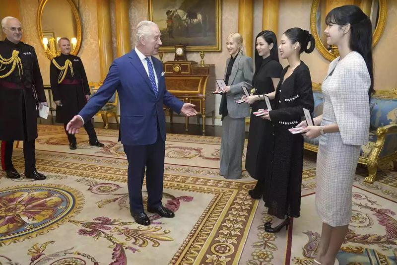 მეფე ჩარლზის "K-pop დიპლომატია": რა ჯილდო მიიღეს კორეელმა ვარსკვლავებმა ბრიტანეთის მეფისგან (ფოტოები)