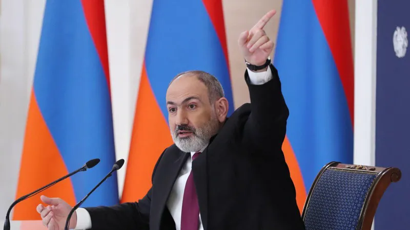 "თავხედმა, რომელმაც დედა ეკლესია შებილწა, ის უნდა დატოვოს, თუ ნებაყოფლობით არ დატოვებს, მრევლი გაიყვანს მას, ქრისტიანული წესით" - ნიკოლ ფაშინიანი გარეგინ II-ზე