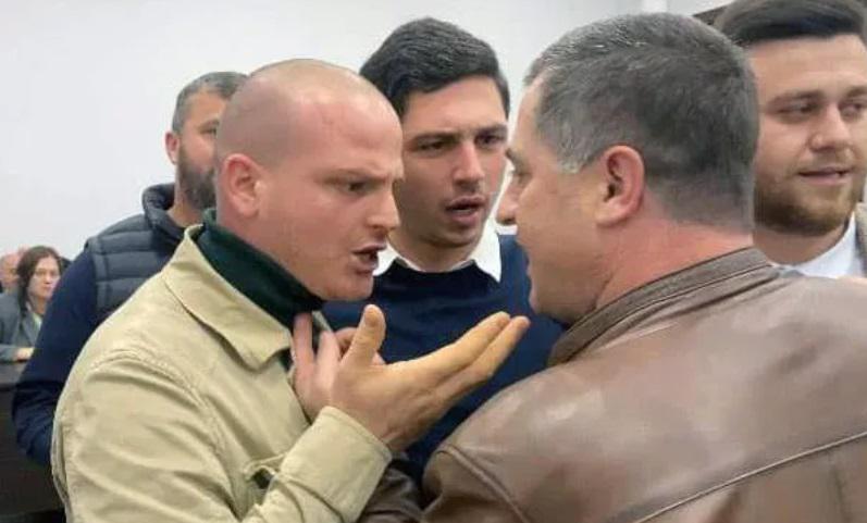 გაწევ-გამოწევა ქობულეთის საკრებულოში - "ნაცმოძრაობისა" და "ქართული ოცნების" წევრები ერთმანეთს ფიზიკურად და სიტყვიერად დაუპირისპირდნენ (ვიდეო)