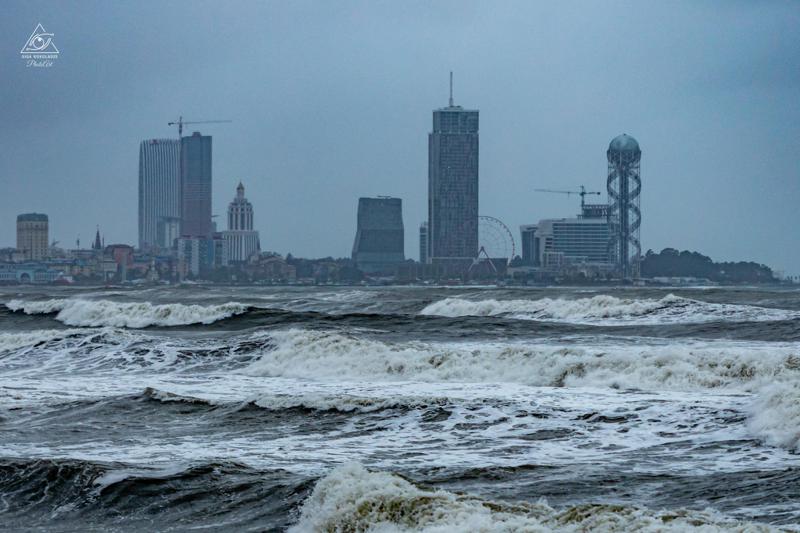 არა, ეს არ არის კადრები აპოკალიფსური ფილმიდან - რა ხდება ბათუმში, შავი ზღვის სანაპიროზე, სადაც შტორმია (ფოტოები)