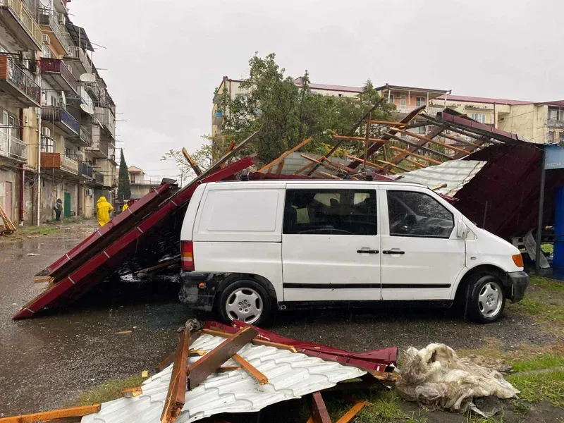 ძლიერმა ქარმა ფოთში მაღალსართულიან კორპუსს სახურავი გადახადა