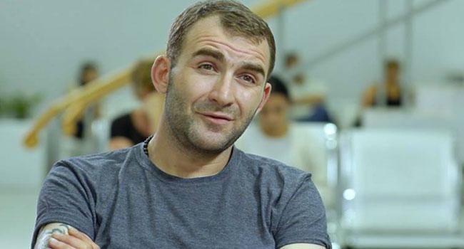 პროკურატურის მტკიცებით, "კაბუმ“ მასთან ერთად მყოფ ქალს ფეხის არეში დანის ტარი ჩაარტყა, რამდენჯერმე ხელი გაარტყა და დასახიჩრებით დაემუქრა