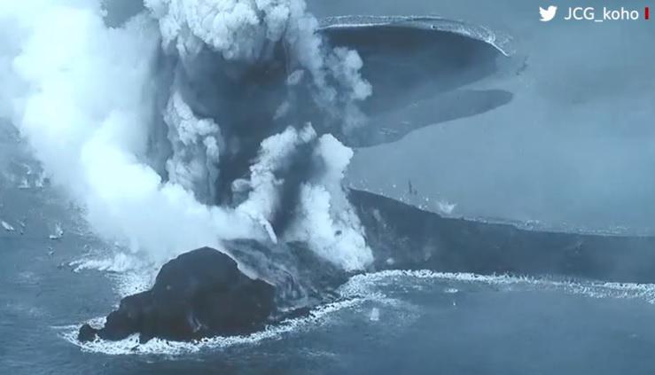 იაპონიაში ვულკანი ამოიფრქვა, რომლის სიმაღლე 200 მეტრი იყო - რა კადრებს ავრცელებს სანაპირო დაცვა (ვიდეო)