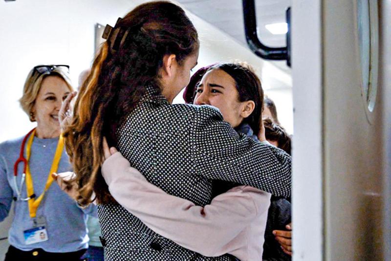 "სკამებზე ეძინათ  და..." - რას ჰყვებიან "ჰამასის" ტყვეობიდან გათავისუფლებული ადამიანები: როგორ პირობებში უწევდათ ყოფნა და როგორ ექცეოდნენ გამტაცებლები