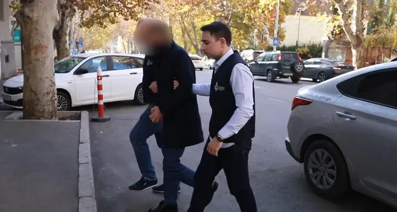 დააკავეს მამაკაცი, რომელმაც ყოფილი მეუღლის საცხოვრებელ ბინაში ფარულად მოსასმენი მოწყობილობები დაამონტაჟა