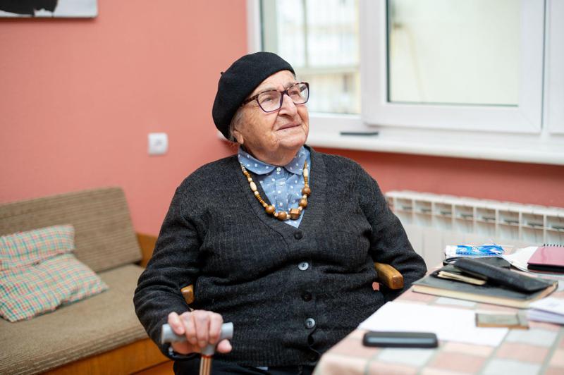 "სულ მაღალქუსლიან ფეხსაცმელს ვატარებდი, კარგი თანამდებობა მქონდა... დღემდე ვვარჯიშობ, შხაპის შემდეგ ცივ წყალს ვივლებ" - 102 წლის თელაველი ქალის ხანგრძლივი სიცოცხლის "საიდუმლო"