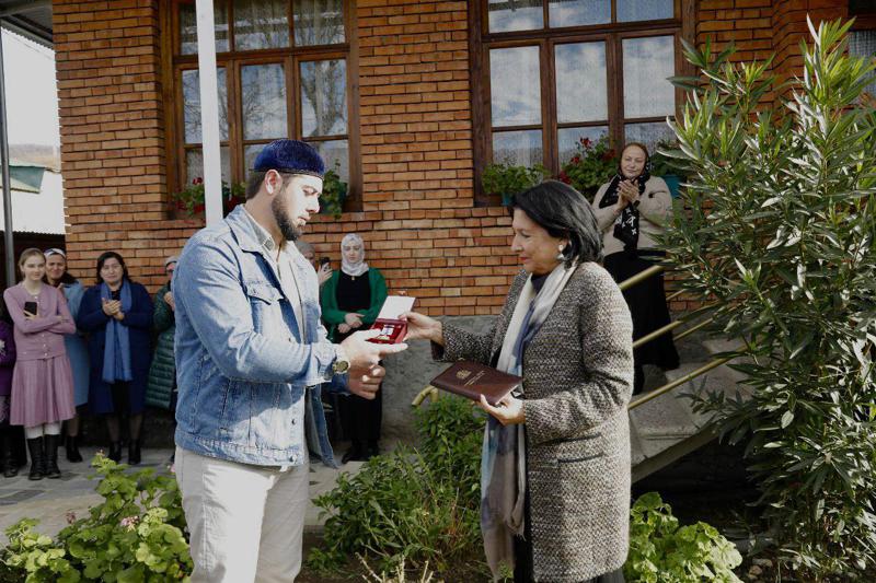 პრეზიდენტმა მწერალი ხასო ხანგოშვილი სიკვდილის შემდეგ ღირსების ორდენით დაჯილდოვდა (ფოტოები)