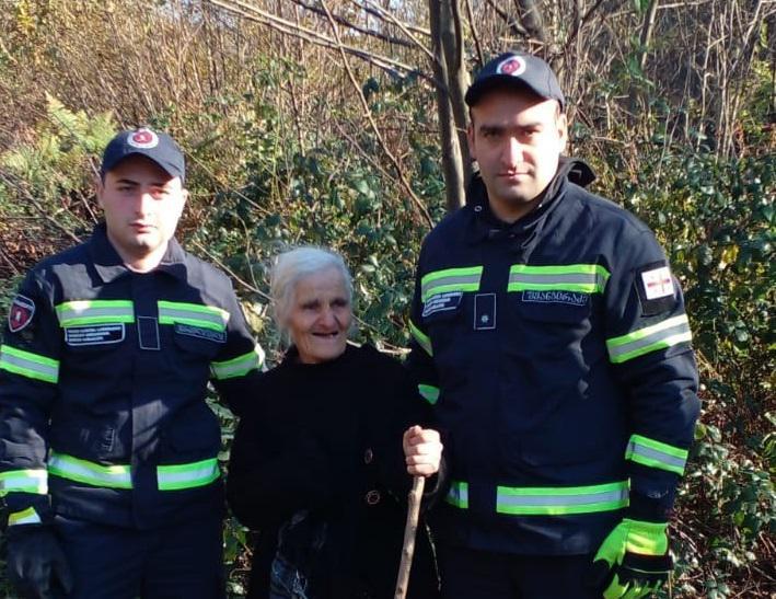 მეხანძრე-მაშველებმა დაკარგული 83 წლის ქალბატონი ტყეში იპოვეს და სახლში უვნებლად დააბრუნეს