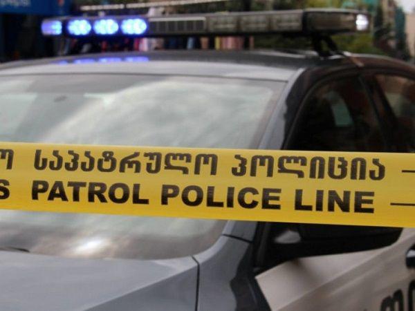 "არასრულწლოვანი შვილების თანდასწრებით ფიზიკურად იძალადა" - ტყიბულის მერიის თანამშრომელს მეუღლეზე ძალადობის ბრალდება წარუდგინეს