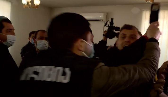 “კადრში რომ არ გამოჩენილიყო, ფეხებში ურტყამდნენ..." -  მუქარა, ფიზიკური და სიტყვიერი შეურაცხყოფა: ჟურნალისტებზე ზეწოლის ფაქტები შიდა ქართლში