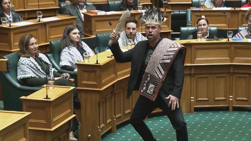 ახალი ზელანდიის პარლამენტარებმა  სხდომაზე ტრადიციული საბრძოლო ცეკვა, ჰაკა  შეასრულეს (ვიდეო)