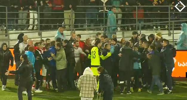 ფიზიკური დაპირისპირება "საბურთალოსა" და ბათუმის "დინამოს" მატჩის ბოლოს - რა მოხდა მიხეილ მესხის სახელობის სტადიონზე (ვიდეო)