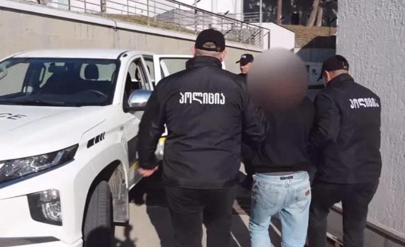 შსს-ის აფხაზეთის პოლიციის დეპარტამენტის თანამშრომლებმა ოჯახში ძალადობის და მუქარის ბრალდებით ერთი პირი დააკავეს