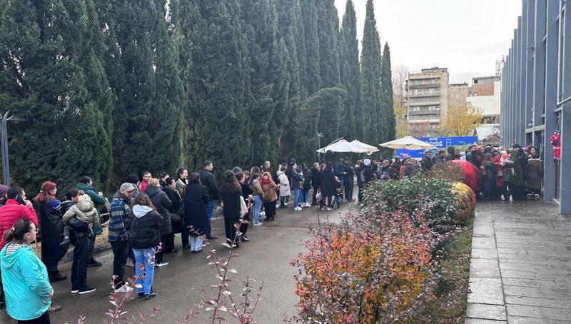 რიგები "ექსპო ჯორჯიასთან" - რა ხდება "ბიბლუსის საახალწლო ფესტივალის" გახსნამდე რამდენიმე წუთით ადრე (ფოტოები)