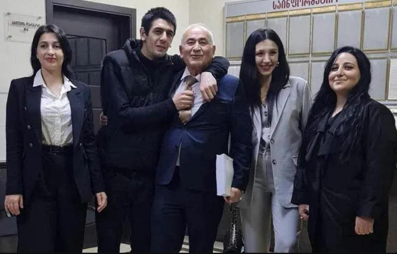 უპრეცედენტო ვერდიქტი ქართულ მართლმსაჯულებაში - მამის მკვლელობაში ბრალდებული 21 წლის ბიჭი უდანაშაულოდ სცნეს: დეტალები პროცესიდან