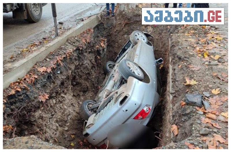 დიდუბეში ავტომობილი თხრილში ჩავარდა