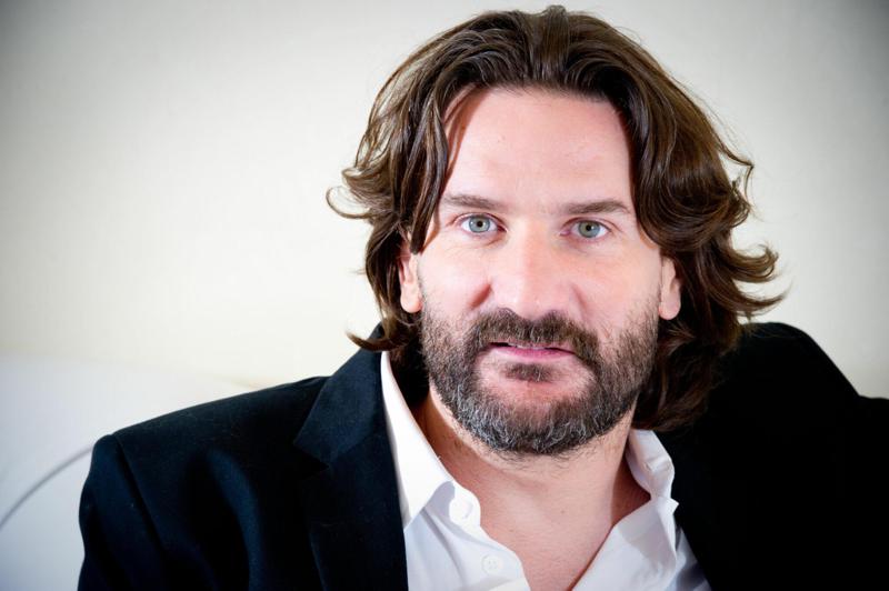 ფრანგი მწერალი ფრედერიკ ბეგბედერი გაუპატიურების ბრალდებით დააკავეს