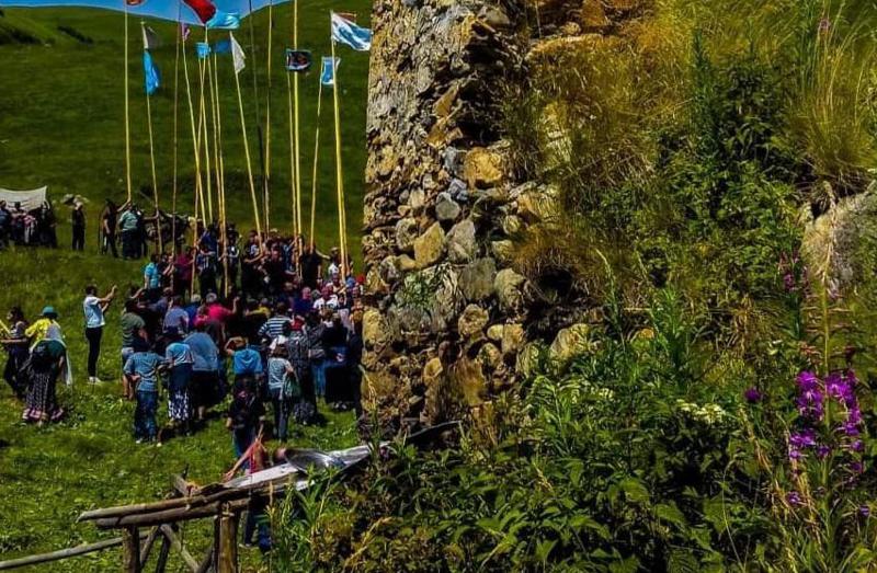 "ვისაც ვაჟი შეეძინება მიჰყავს ცხვარი, მიაქვს 3-6 მეტრი სიმაღლის მქონე ფიჭვის ან ნაძვის სარი..." - რელიგიური დღესასწაული, რომელიც სვანეთის მხოლოდ ერთ სოფელში აღინიშნება