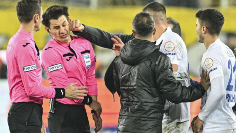 "ფინალური სასტვენისთანავე კლუბის პრეზიდენტმა და ფეხბურთელებმა მსაჯი ძირს დააგდეს და წიხლები დაუშინეს" - სკანდალი თურქეთის საფეხბურთო ჩემპიონატზე: რა მოხდა მატჩის დროს?