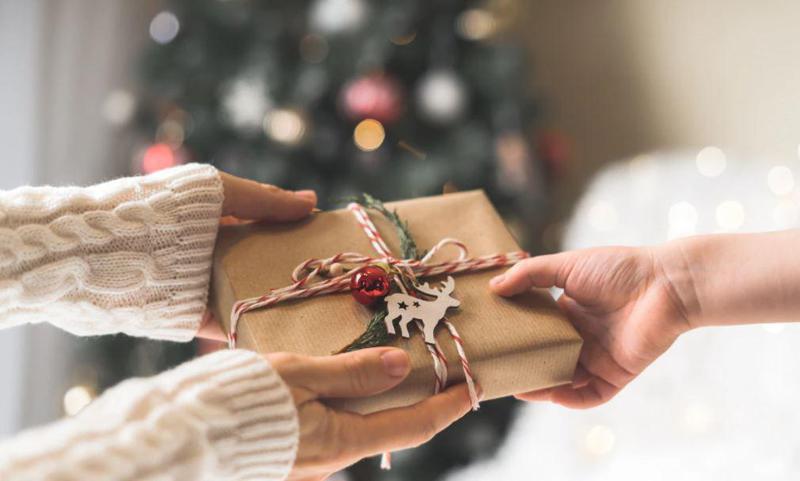 როგორ შევარჩიოთ საუკეთესო საახალწლო საჩუქარი, რომელიც ყველა ქალს მოეწონება