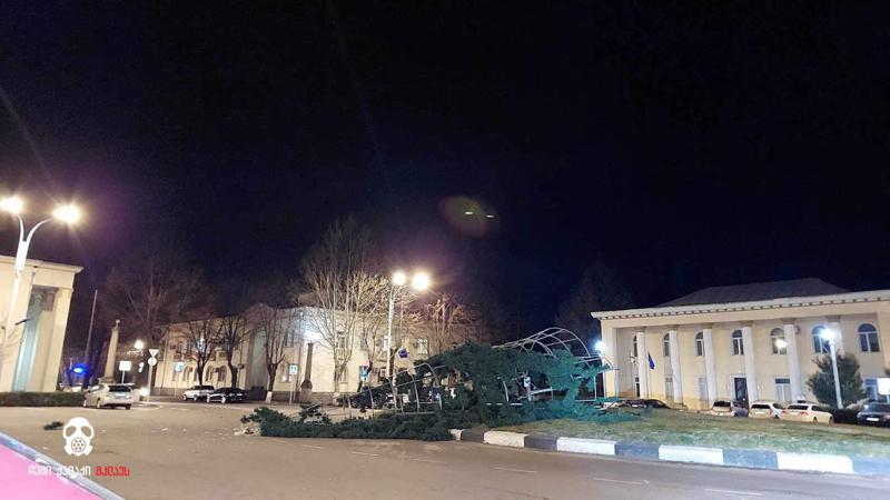 ძლიერმა ქარმა დუშეთში საახალწლო ნაძვის ხე წააქცია