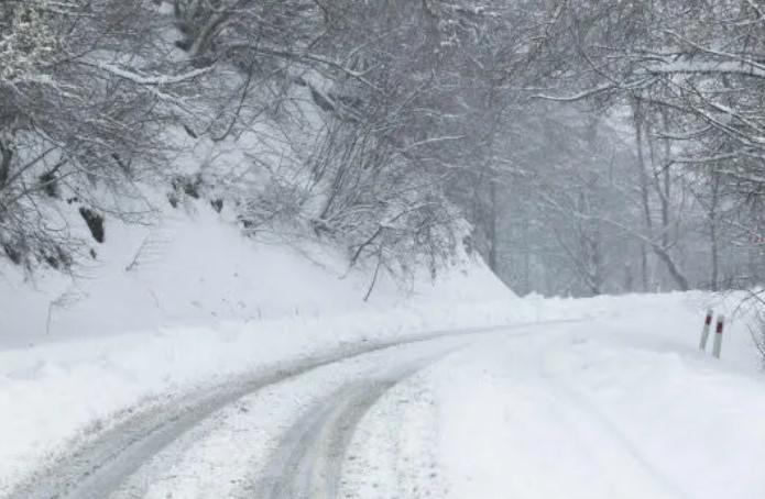 თოვის გამო, ნაქერალას უღელტეხილზე მისაბმელიანი და ნახევრადმისაბმელიანი ავტოტრანსპორტის მოძრაობა აკრძალულია