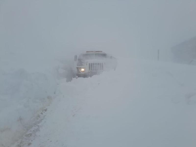 დიდთოვლობა გოდერძის უღელტეხილზე - მაშველებმა თოვლში ჩარჩენილი მოქალაქეები გამოიყვანეს (ფოტოები)