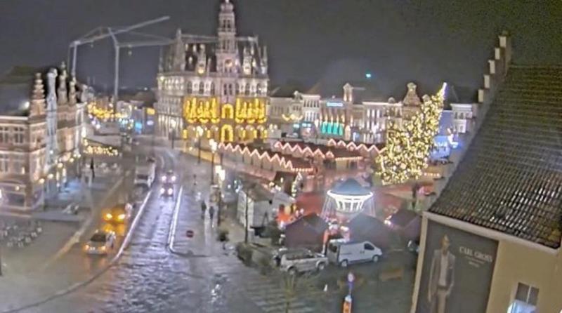 ბელგიაში, საშობაო ბაზარში მთავარი ნაძვის ხე წაიქცა - შემთხვევას მსხვერპლი მოჰყვა (ვიდეო)