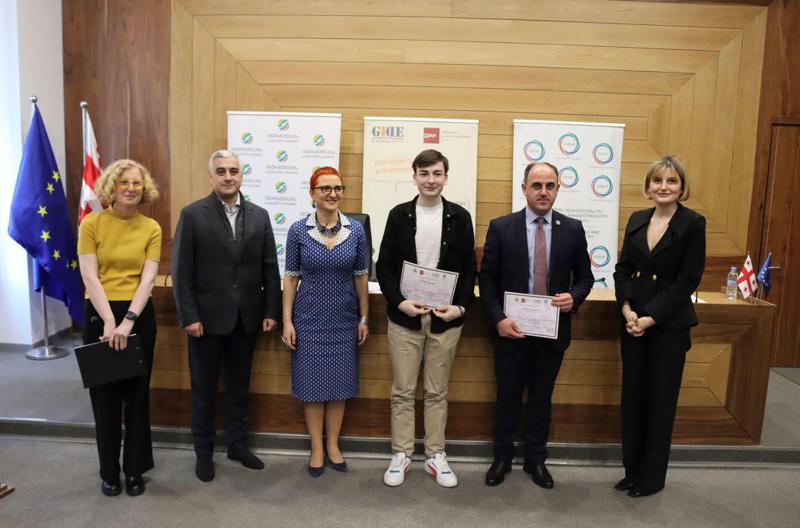 დავით ნარმანიამ განახლებადი ენერგიებისა და ენერგოეფექტურობის შესახებ საჯარო დებატების გამარჯვებულები დააჯილდოვა