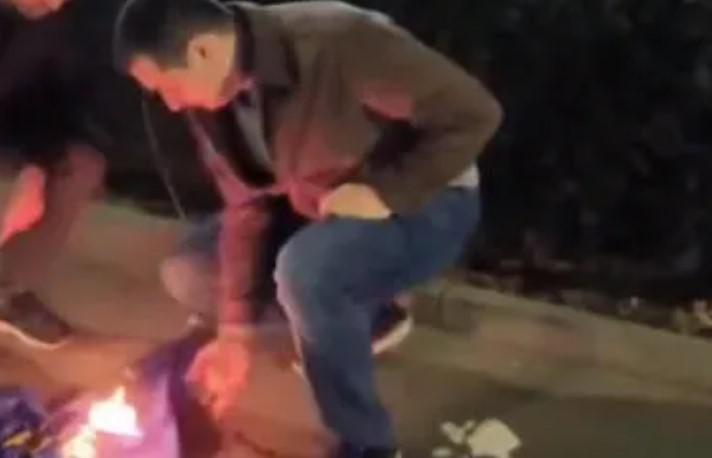 ზურაბ მახარაძემ და ირაკლი მარტინენკომ თბილისის მერიასთან აღმართული ევროკავშირის დროშა ჩამოხსნეს და დაწვეს