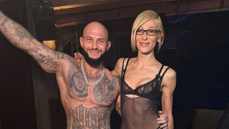 სკანდალად ქცეული "შიშველი წვეულება" რუსეთში, რომელსაც კირკოროვი, დიმა ბილანი, სობჩაკი და სხვა ცნობილები ესწრებოდნენ - "ჩვენი კაცები ფრონტზე იღუპებიან და ესენი შიშვლები დადიან!"